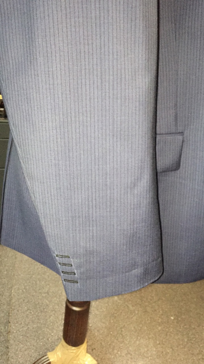Raccourcir des manches de veste avec boutonniére